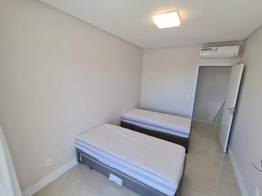 Linda Casa com Piscina Enseada Azul 3 Quartos