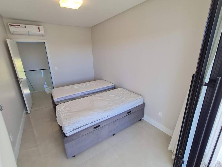 Linda Casa com Piscina Enseada Azul 3 Quartos
