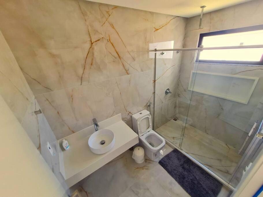 Linda Casa com Piscina Enseada Azul 3 Quartos