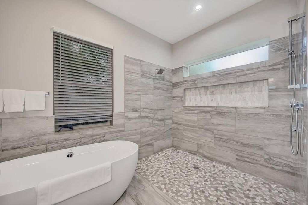 Courtyard Home with Pool, Spa & Sauna close to Beach & City Center view 3