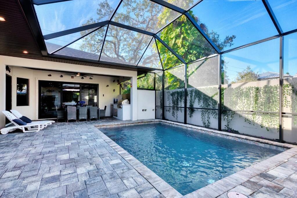 Courtyard Home with Pool, Spa & Sauna close to Beach & City Center view 4