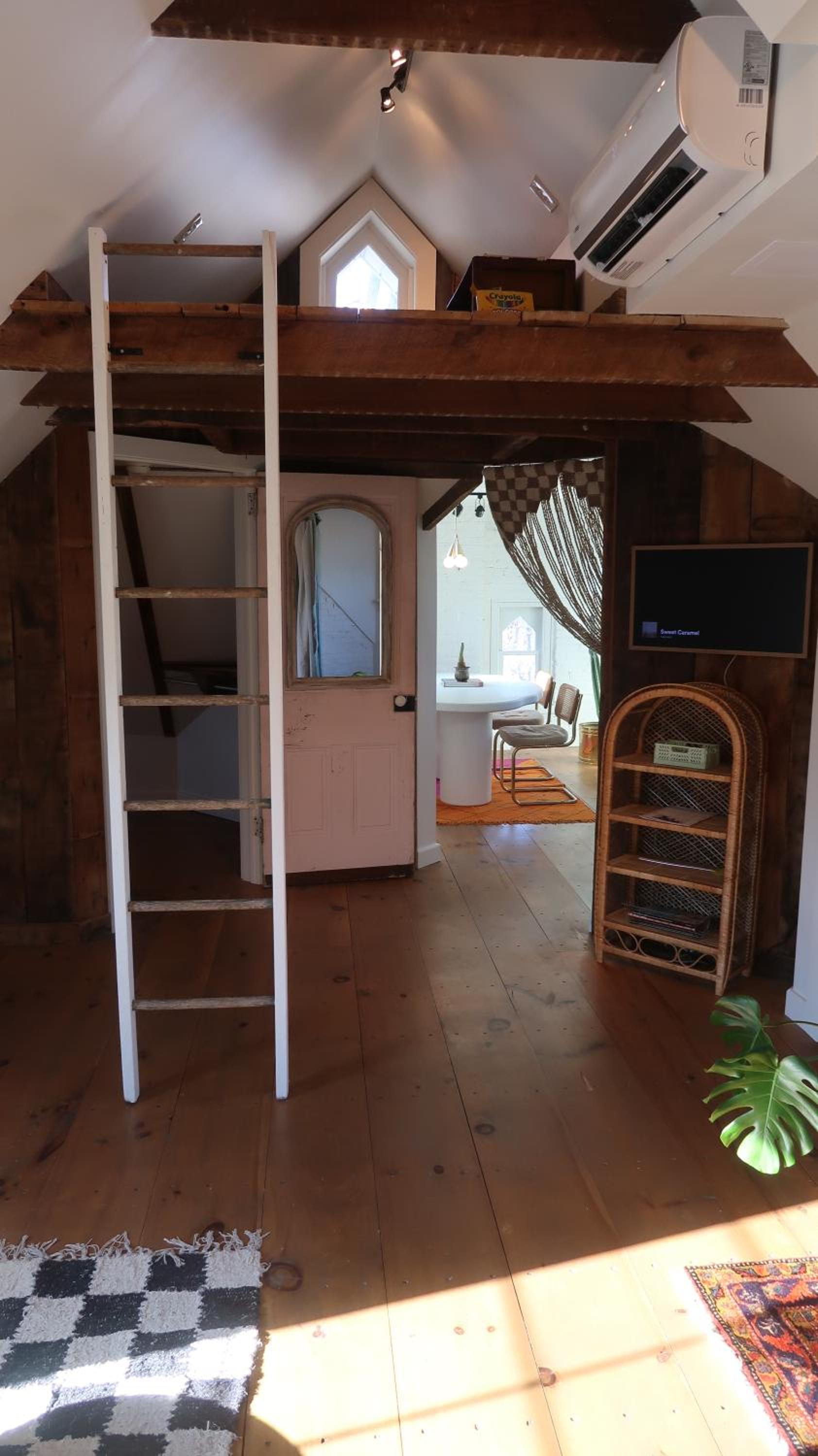 Creative Private Attic 1br Suite