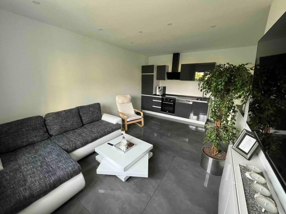 Schönes 2 Zimmer Apartment an der Stadt Grenze mit Klimaanlage