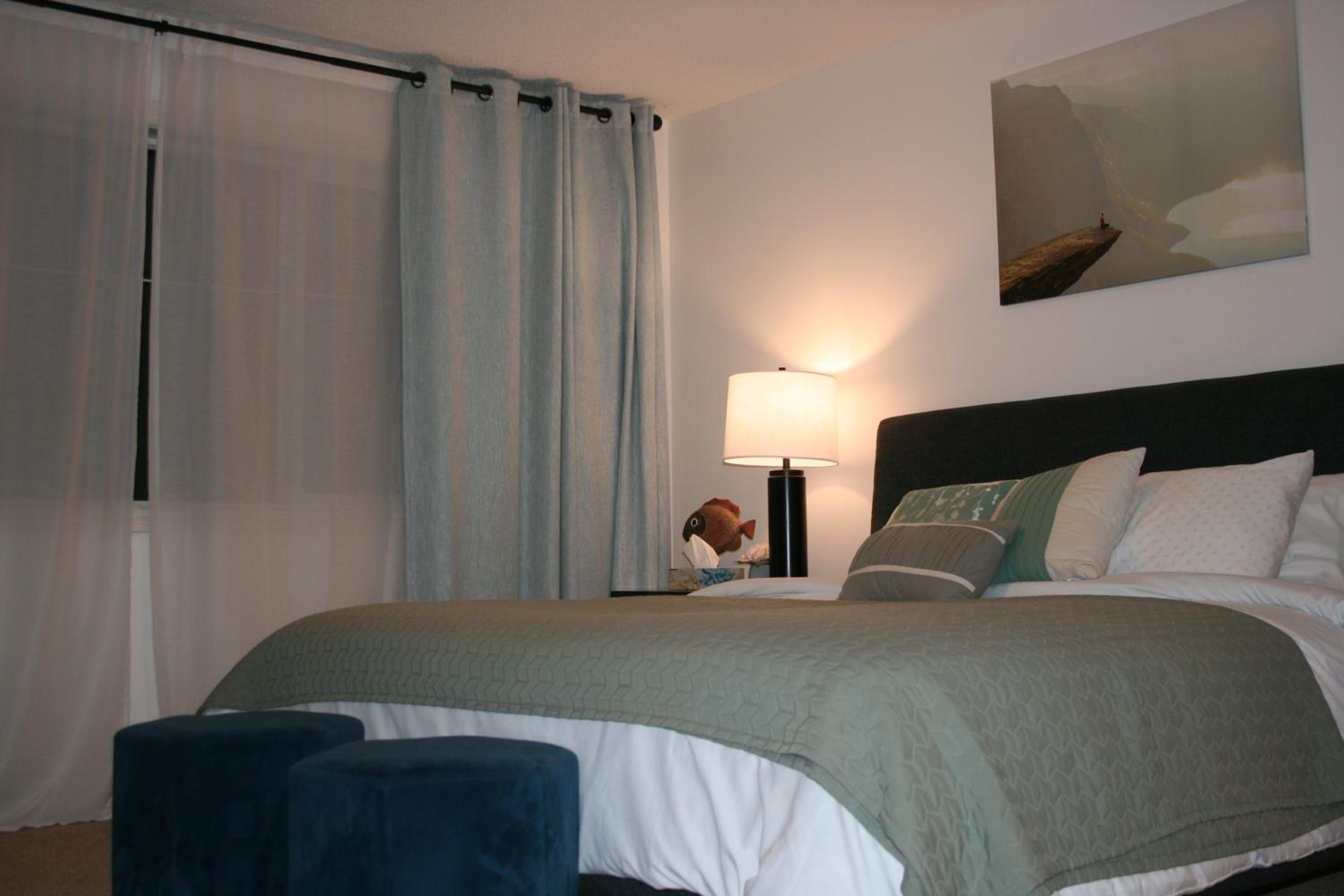 Entire Home AC 4Beds Sleeps 8 Double Garage Near WEM Free Wifi & Netflix