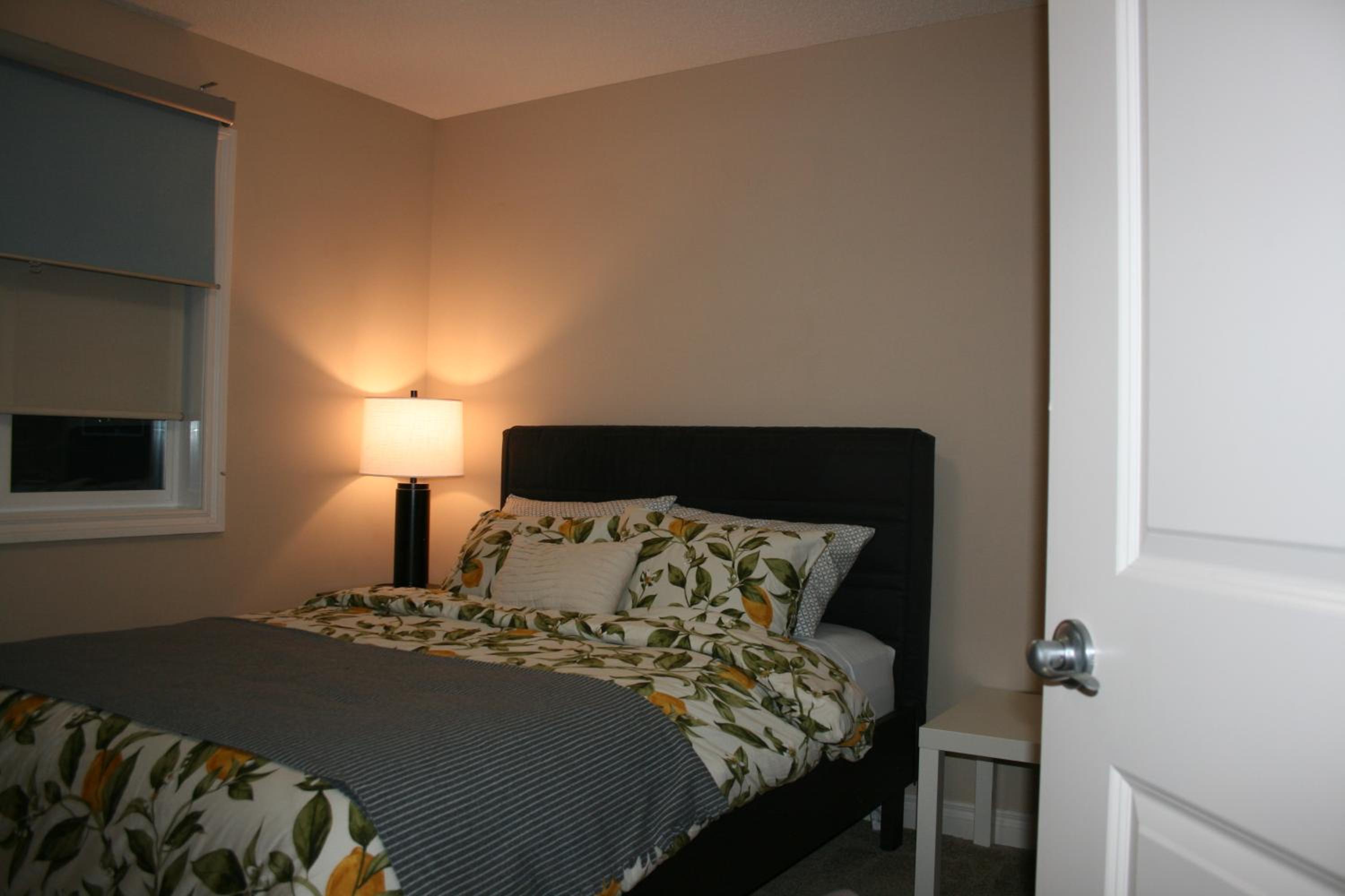 Entire Home AC 4Beds Sleeps 8 Double Garage Near WEM Free Wifi & Netflix
