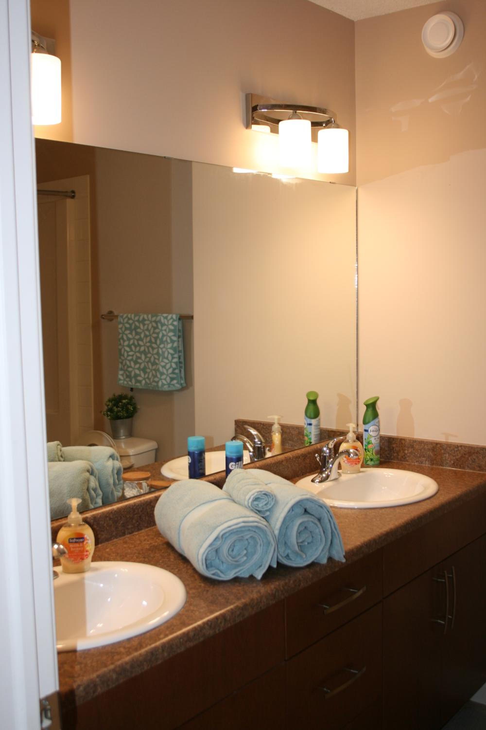 Entire Home AC 4Beds Sleeps 8 Double Garage Near WEM Free Wifi & Netflix