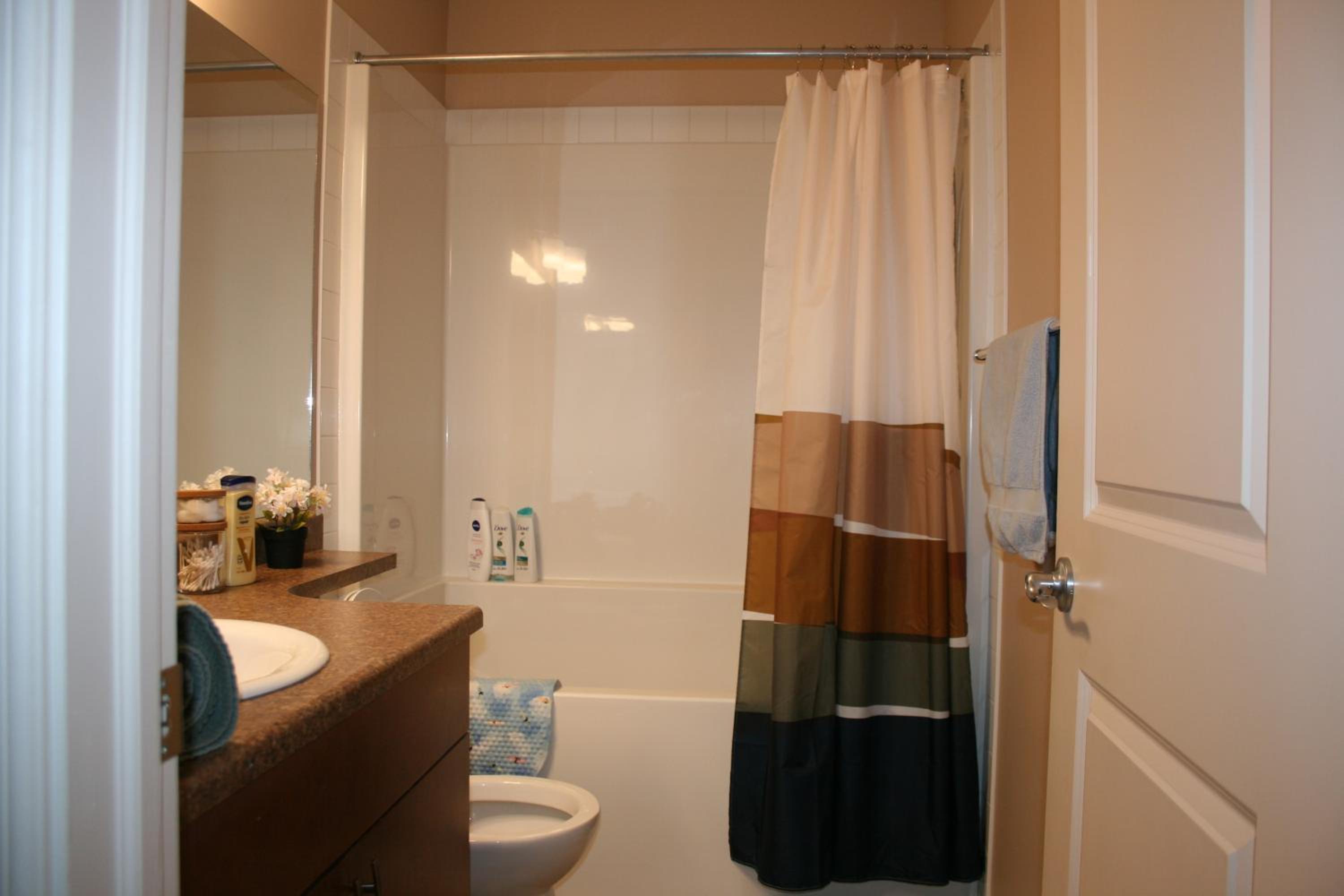 Entire Home AC 4Beds Sleeps 8 Double Garage Near WEM Free Wifi & Netflix