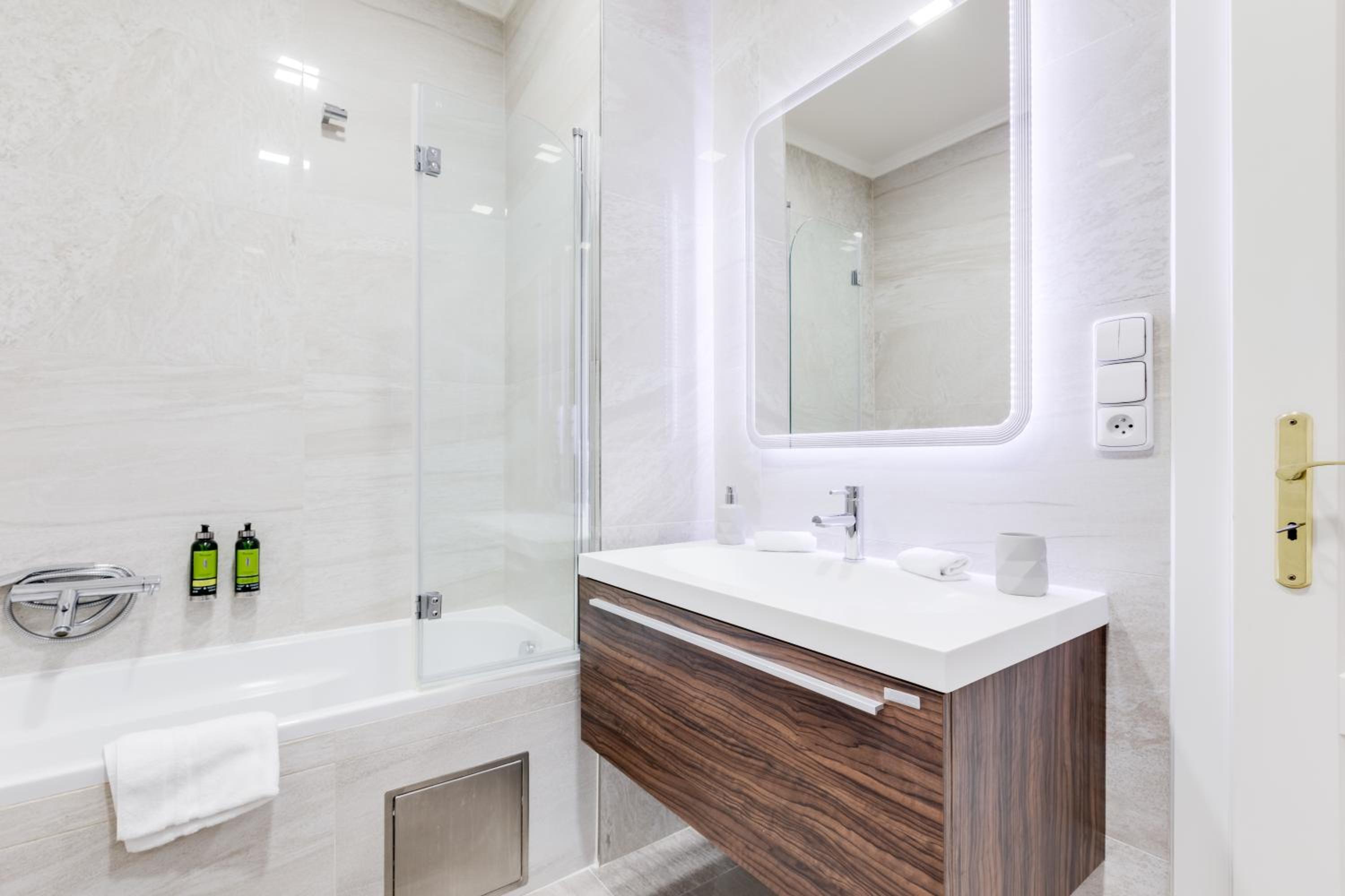 Luxury Riverside Apartments In The Center Of Prague