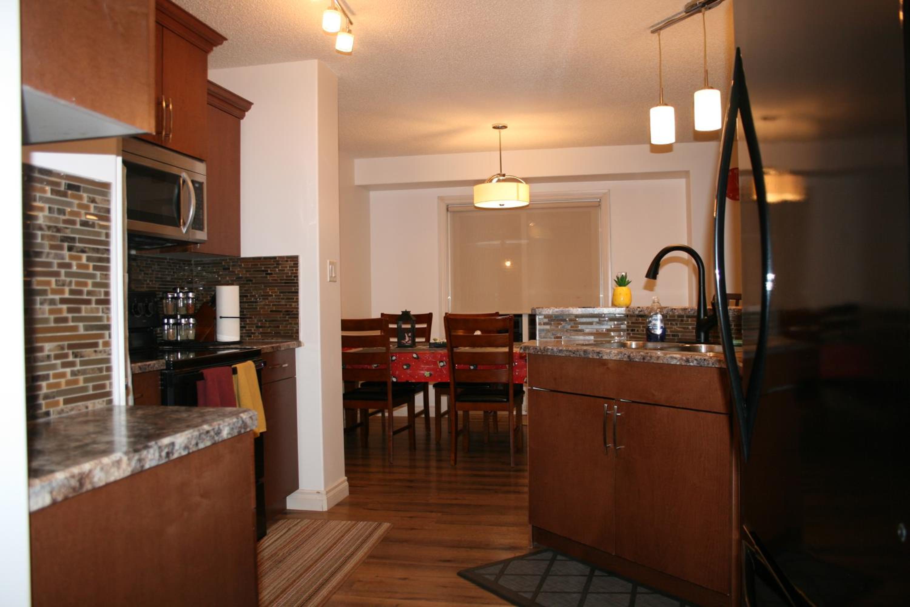 Entire Home AC 4Beds Sleeps 8 Double Garage Near WEM Free Wifi & Netflix