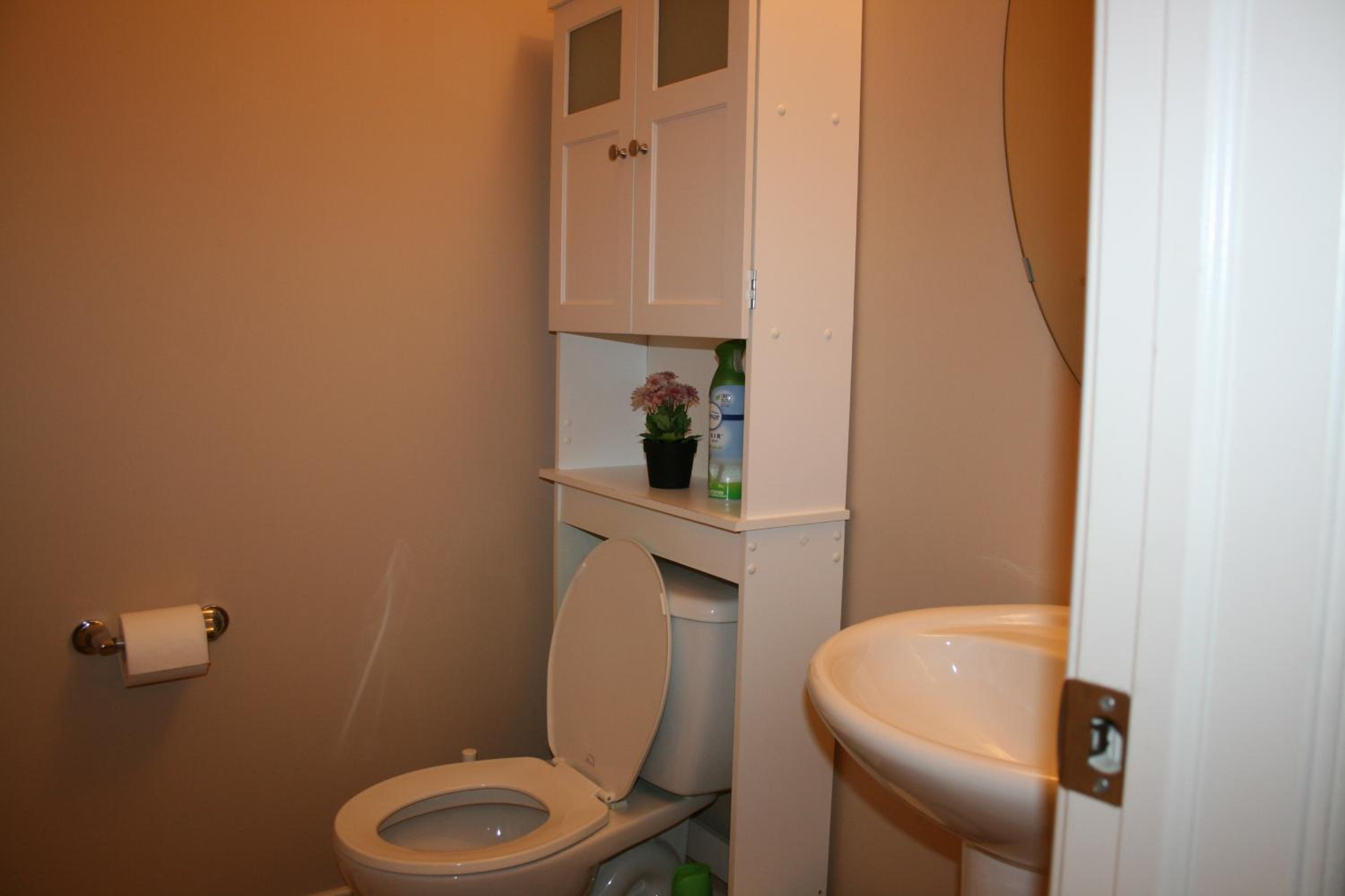 Entire Home AC 4Beds Sleeps 8 Double Garage Near WEM Free Wifi & Netflix