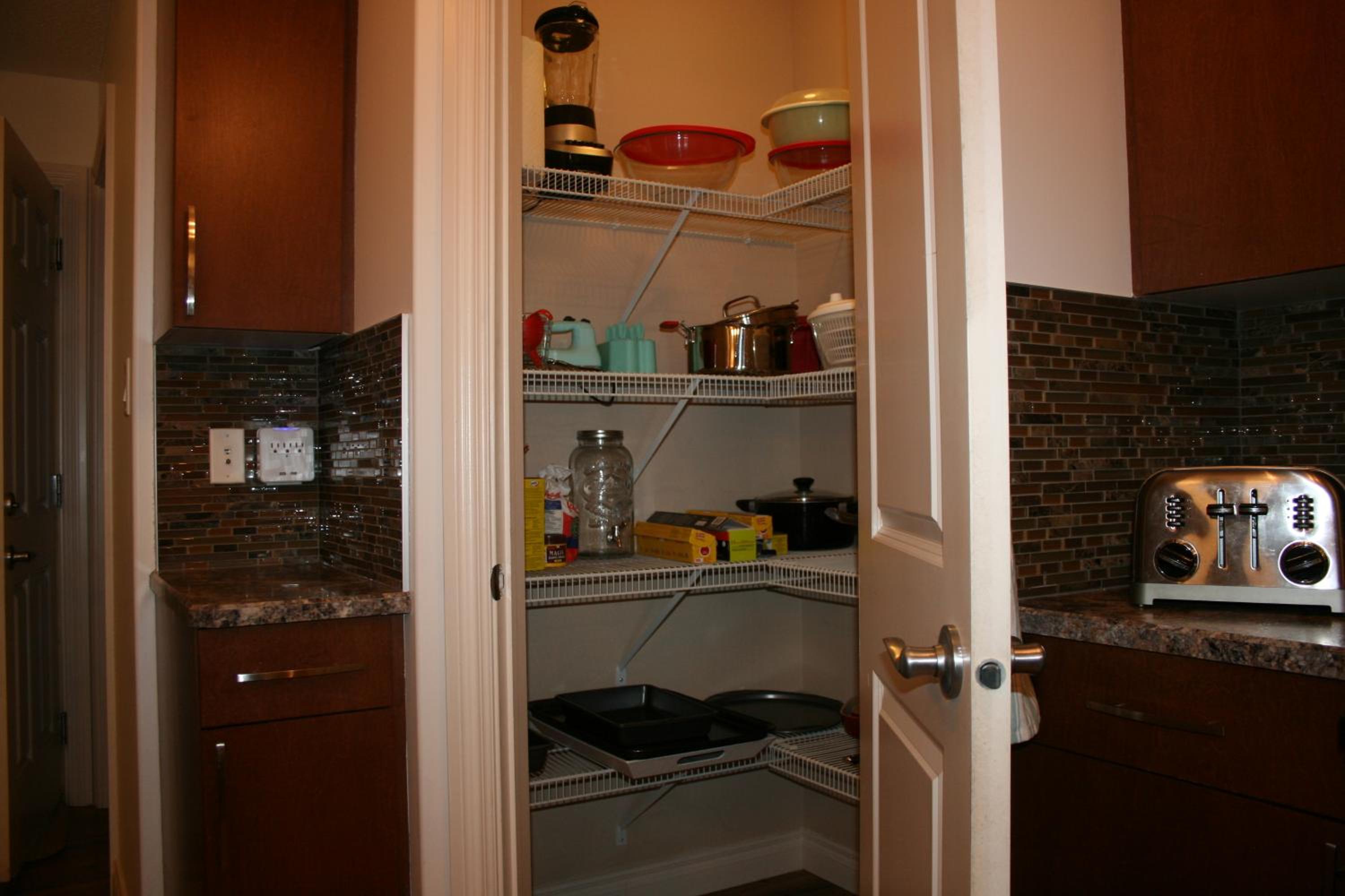 Entire Home AC 4Beds Sleeps 8 Double Garage Near WEM Free Wifi & Netflix