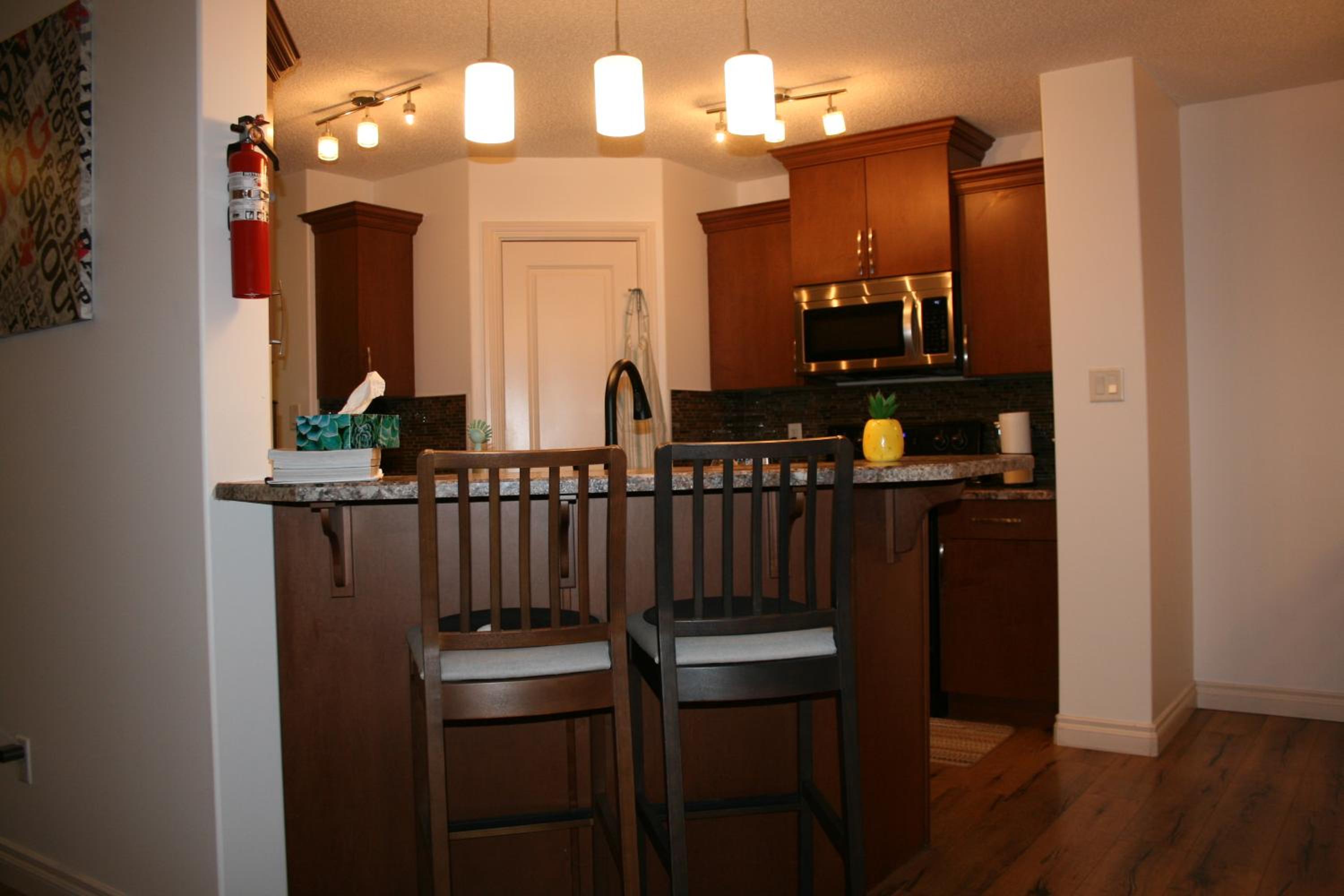 Entire Home AC 4Beds Sleeps 8 Double Garage Near WEM Free Wifi & Netflix