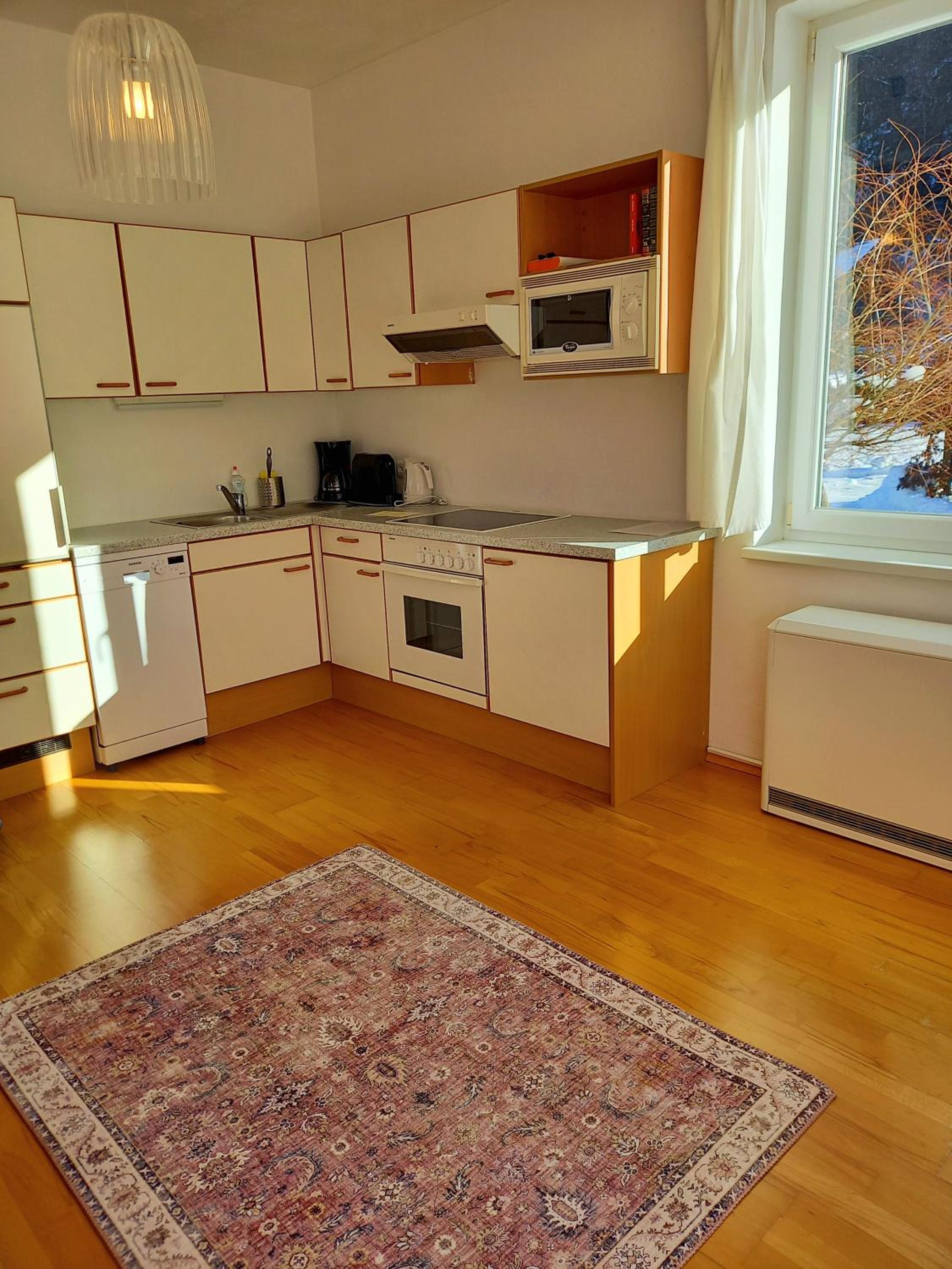 FLORES, Ferienhaus oder Doppelzimmer, im Grünen, 5 Gehminuten ins Zentrum, Parkplatz, zero emissions