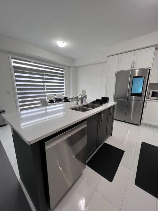 Brand New 4 bedroom Villa by Hamilton Airport!