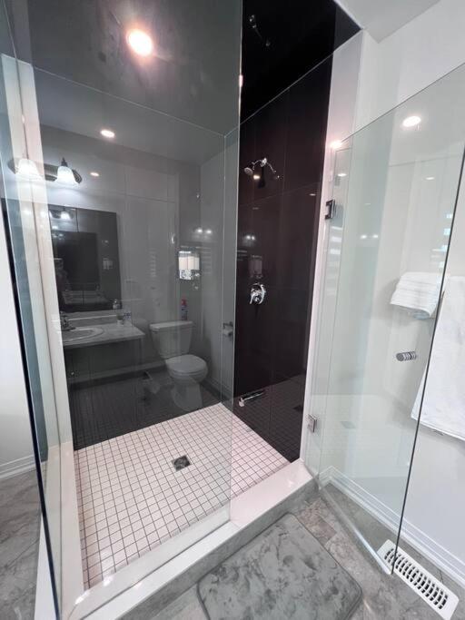 Brand New 4 bedroom Villa by Hamilton Airport!