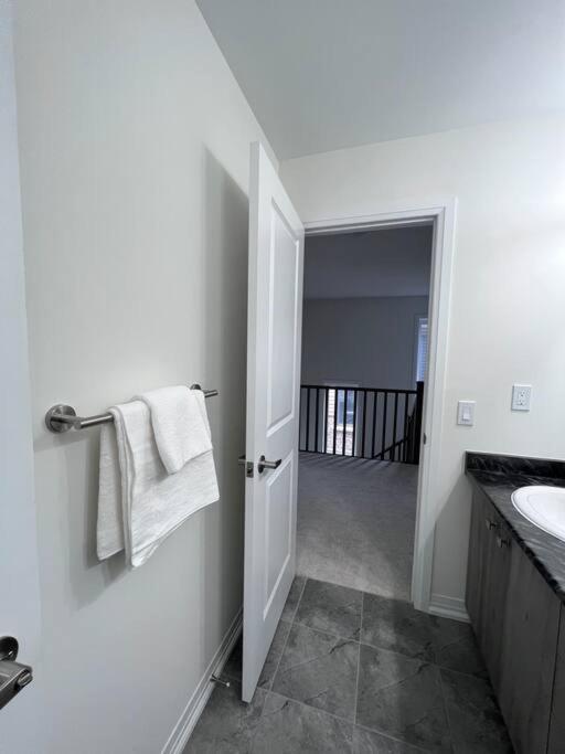 Brand New 4 bedroom Villa by Hamilton Airport!