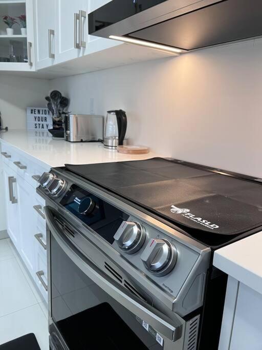 Brand New 4 bedroom Villa by Hamilton Airport!