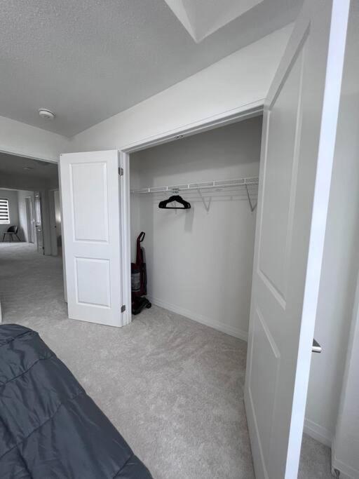 Brand New 4 bedroom Villa by Hamilton Airport!