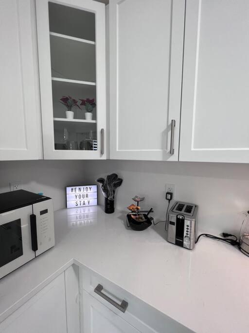 Brand New 4 bedroom Villa by Hamilton Airport!