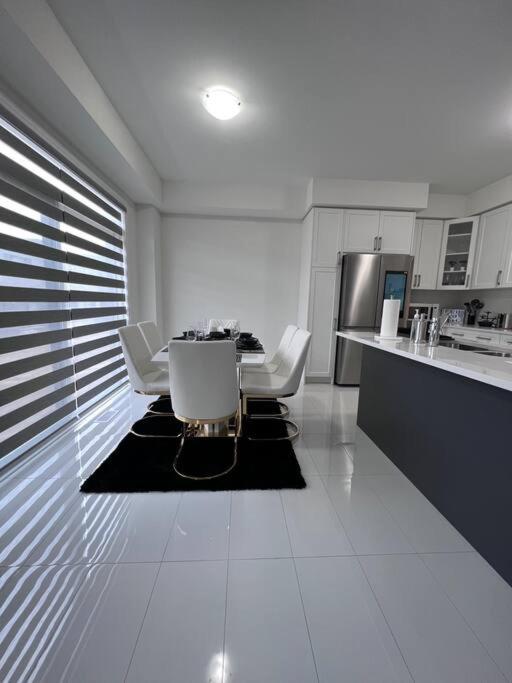 Brand New 4 bedroom Villa by Hamilton Airport!