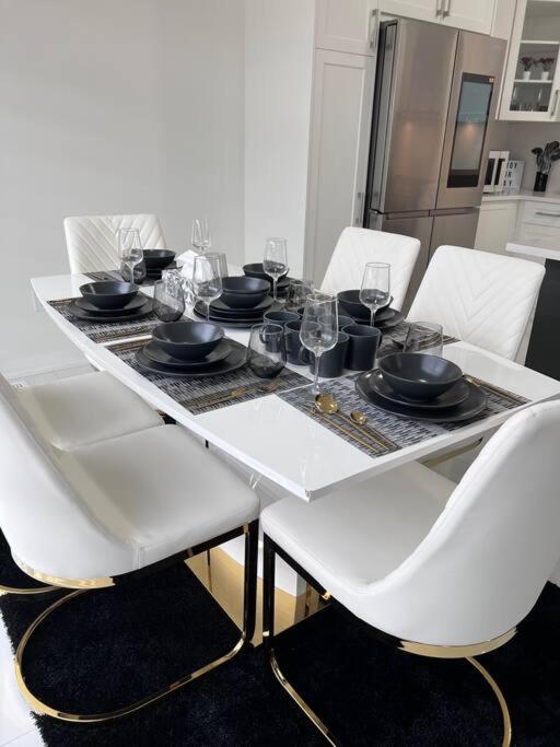 Brand New 4 bedroom Villa by Hamilton Airport!