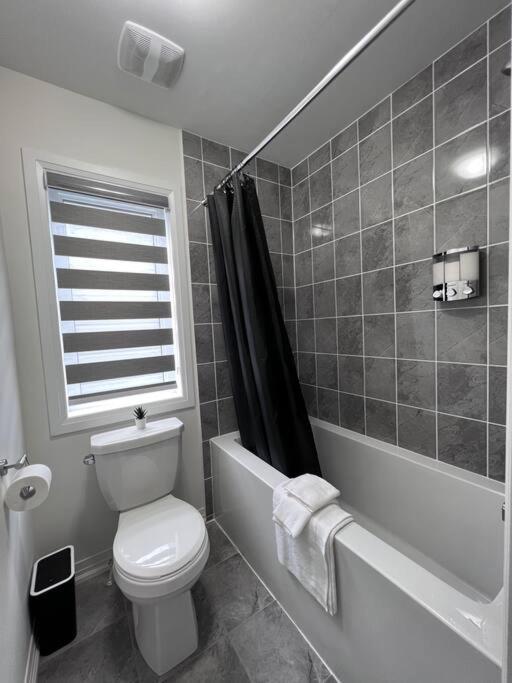 Brand New 4 bedroom Villa by Hamilton Airport!