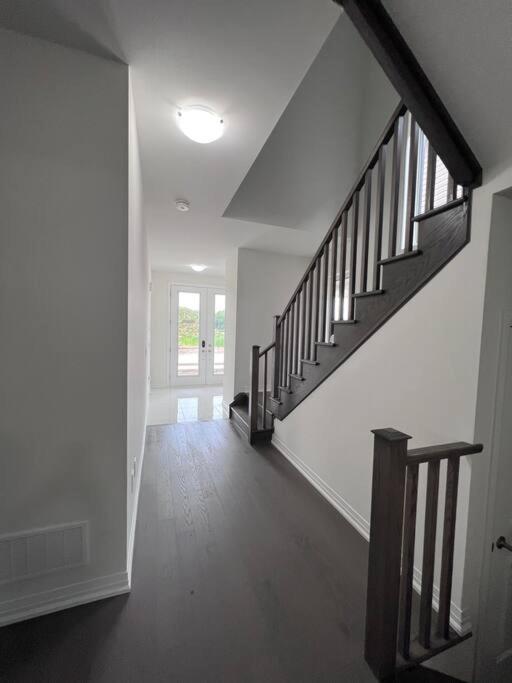 Brand New 4 bedroom Villa by Hamilton Airport!