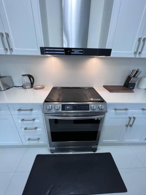 Brand New 4 bedroom Villa by Hamilton Airport!