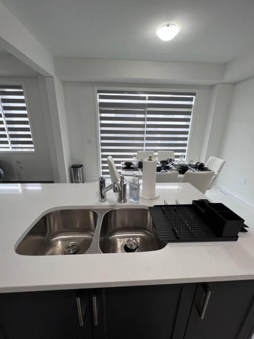 Brand New 4 bedroom Villa by Hamilton Airport!