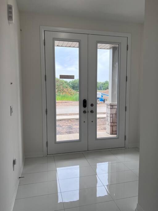 Brand New 4 bedroom Villa by Hamilton Airport!