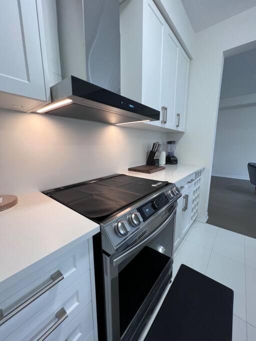 Brand New 4 bedroom Villa by Hamilton Airport!