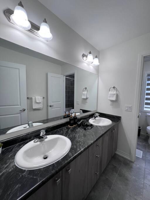 Brand New 4 bedroom Villa by Hamilton Airport!