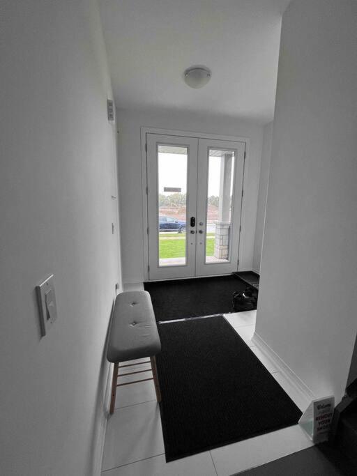 Brand New 4 bedroom Villa by Hamilton Airport!