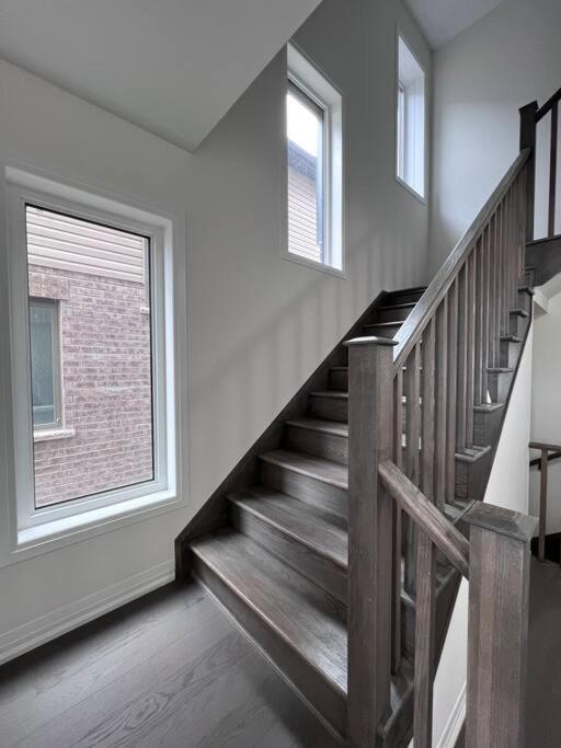 Brand New 4 bedroom Villa by Hamilton Airport!