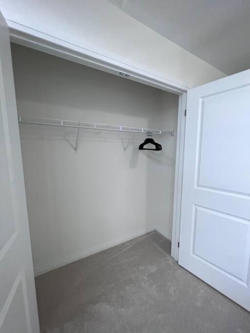 Brand New 4 bedroom Villa by Hamilton Airport!