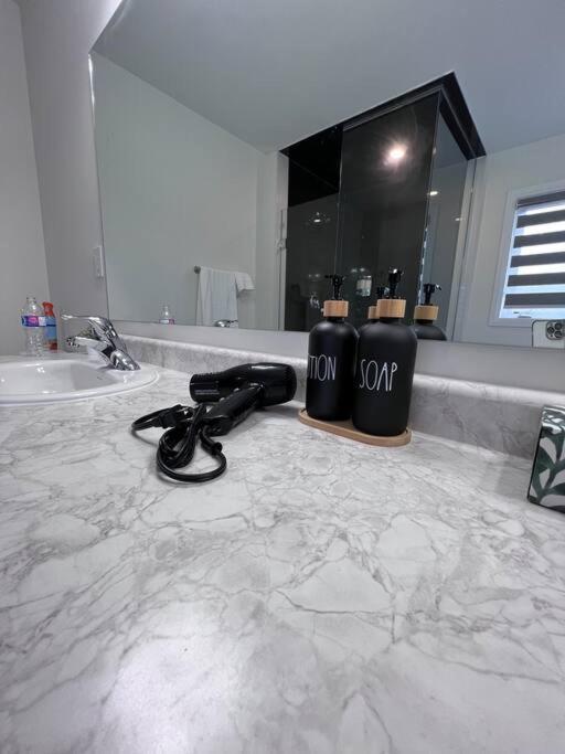 Brand New 4 bedroom Villa by Hamilton Airport!