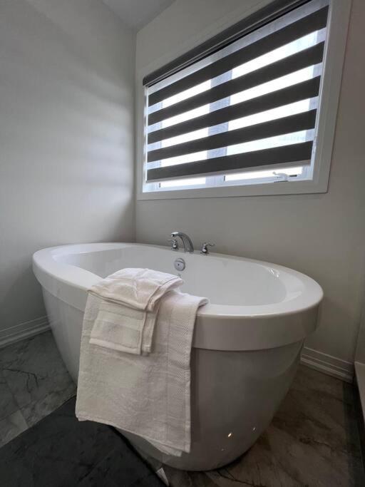 Brand New 4 bedroom Villa by Hamilton Airport!