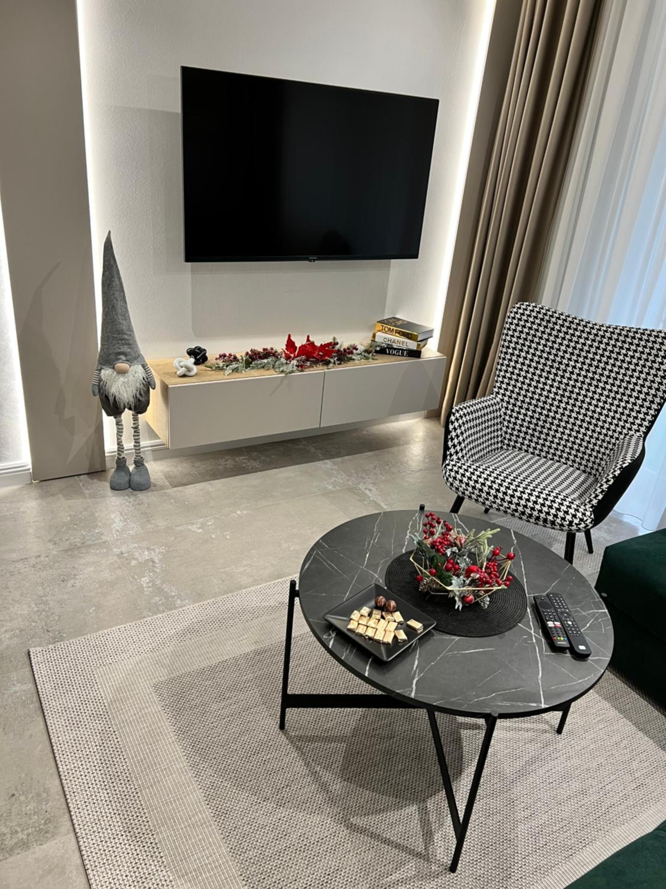 President Lux Apartment