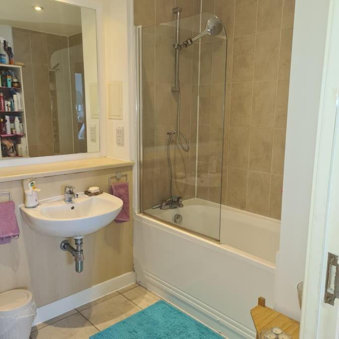 Superhost 1 bedroom flat 15 mins to center,zone 2