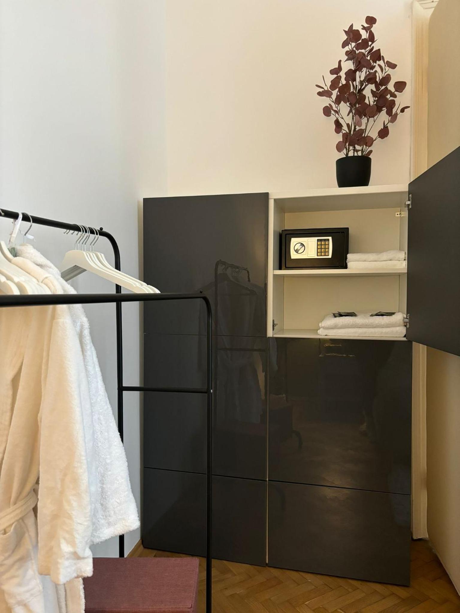 Apartment 5 min Schönbrunn Gloriette, Direct to City Center, Free Parking