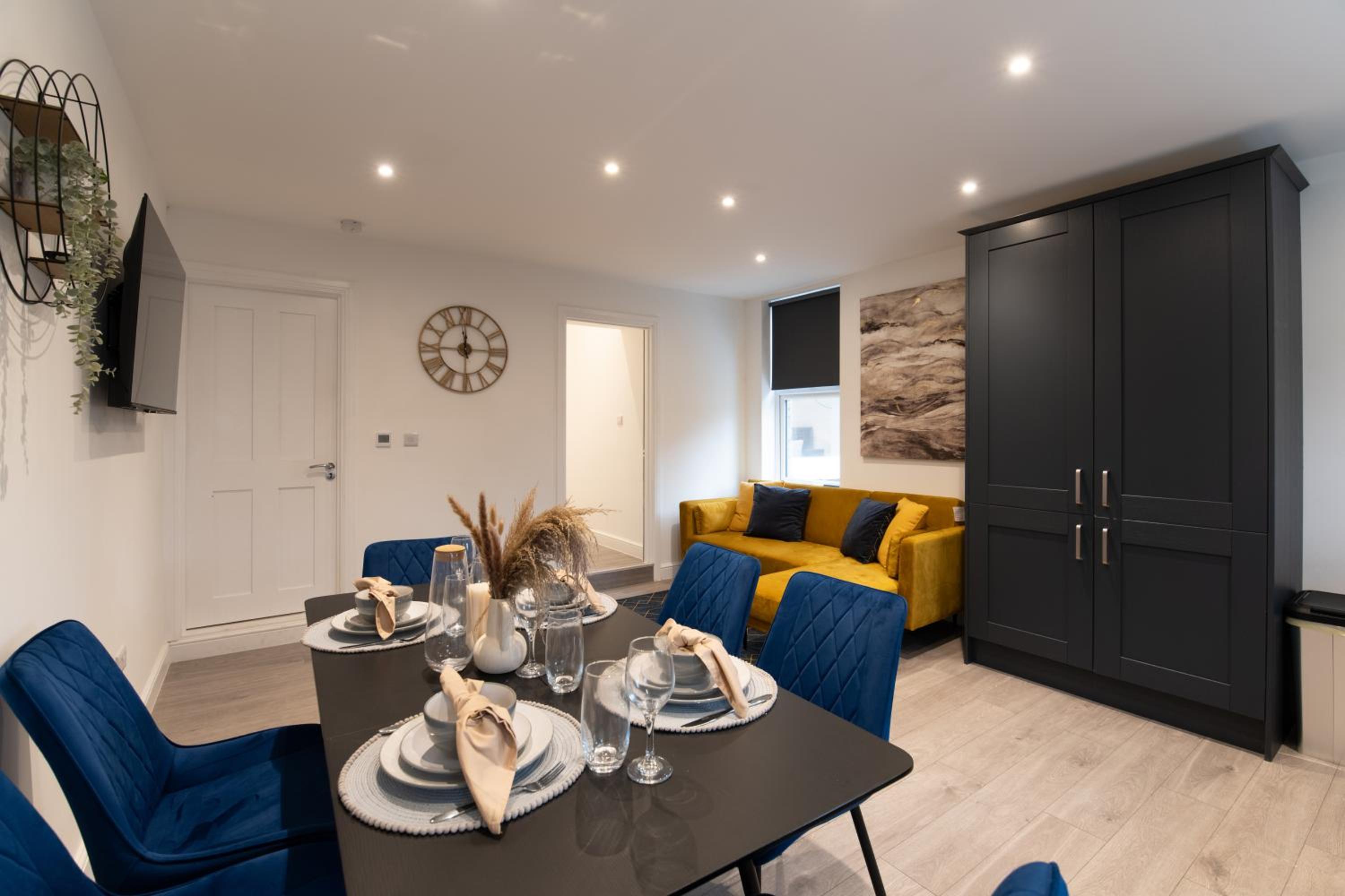 Fantastic New, London Apartment 3 Bed 1 Bath & Parking view 3