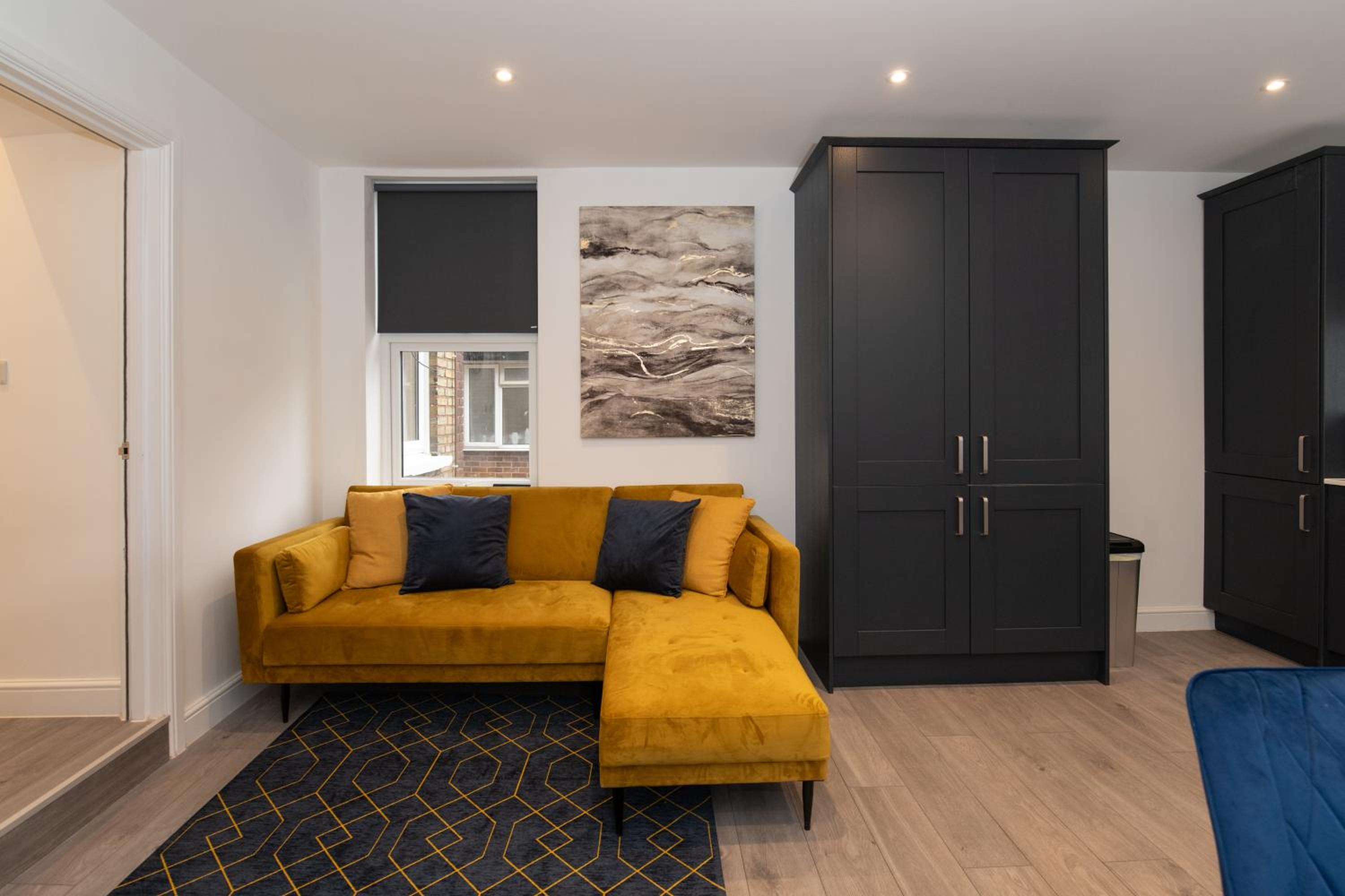 Fantastic New, London Apartment 3 Bed 1 Bath & Parking view 4