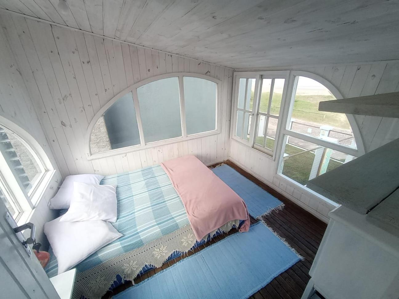 Casa beiramar, vista mar e pinheiros, pé na areia