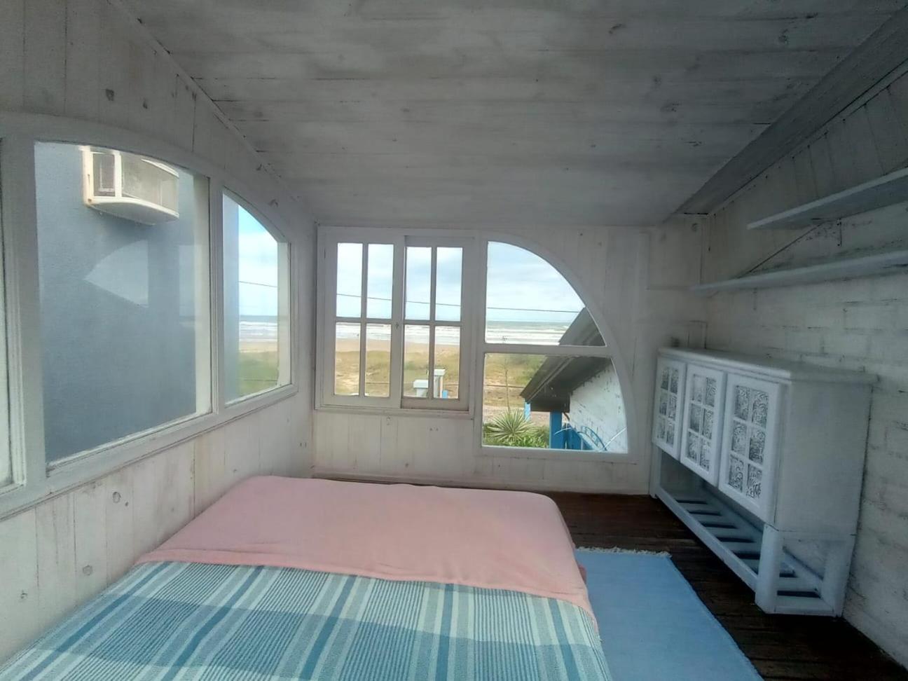 Casa beiramar, vista mar e pinheiros, pé na areia