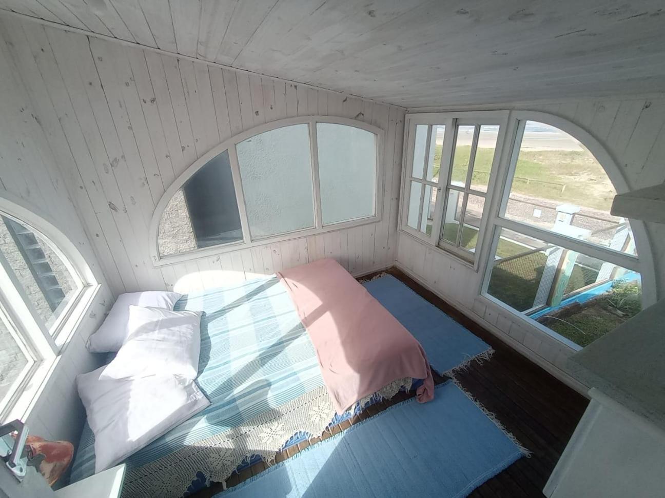 Casa beiramar, vista mar e pinheiros, pé na areia