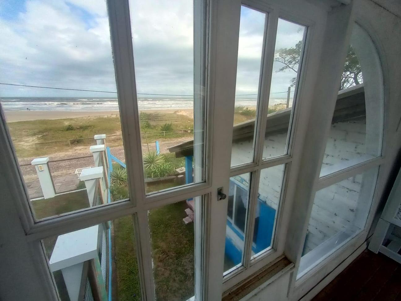 Casa beiramar, vista mar e pinheiros, pé na areia
