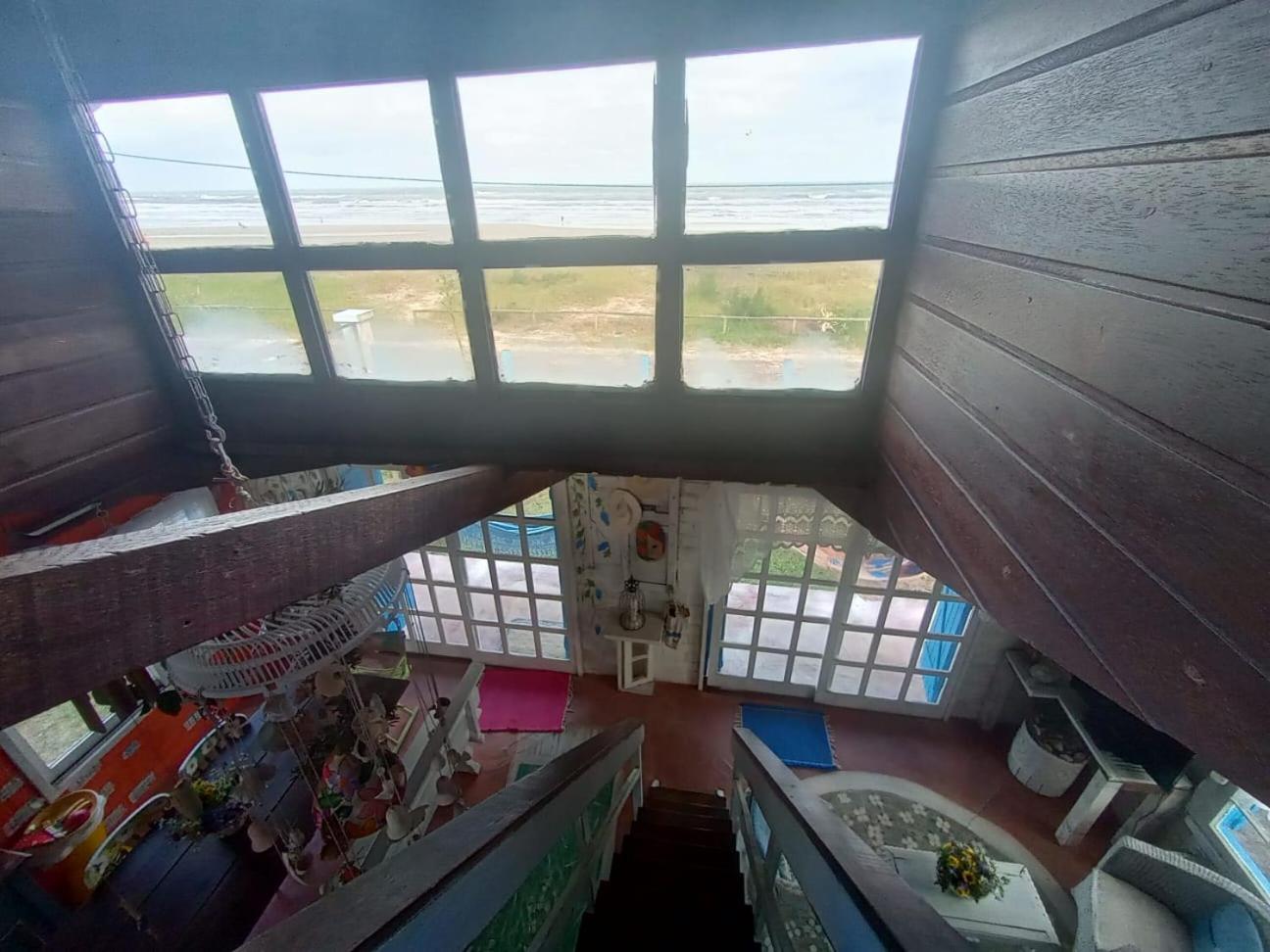 Casa beiramar, vista mar e pinheiros, pé na areia