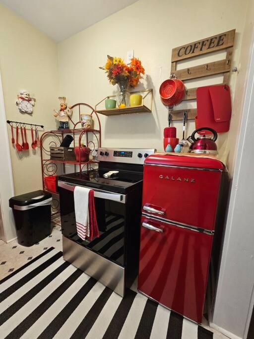 Royal European Corner by Downtown-Houston, Heights & WOMH view 5