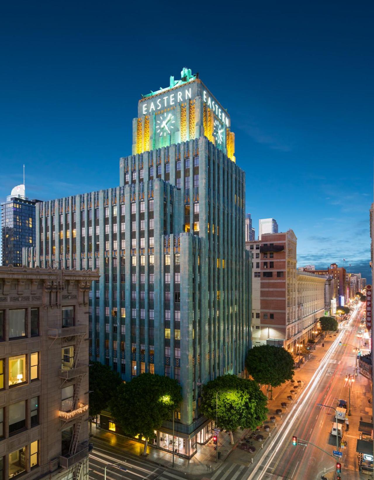 Stunning 1 BDR 1 BTH Modern Loft with Pool, Jacuzzi in DTLA!