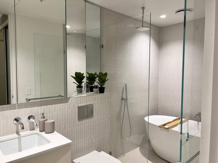 Luxury 3 Bed 2 Bath + car park at Melbourne Square